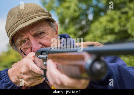 Sussex, UK. 12th Aug, 2017. The glorious 12th and Kevin celebrates his 88th birthday with gun and dog. Credit: Guy Bell/Alamy Live News Stock Photo