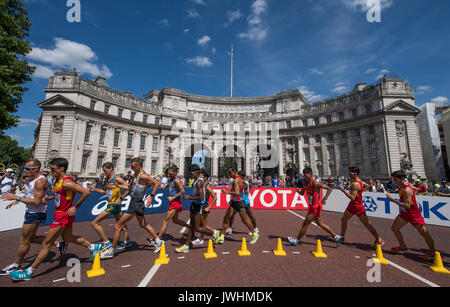 London, UK. 13th Aug, 2017. Athletes competing in the 20 kilometre marathon at the IAAF London 2017 World Athletics Championships run past Buckinham Palace in London, United Kingdom, 13 August 2017. Photo: Bernd Thissen/dpa/Alamy Live News Stock Photo