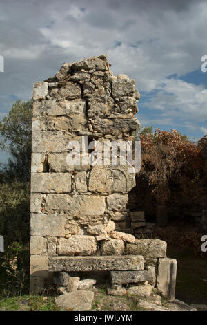 Just aside the excavations of  the Roman town Eleutherna stands the Greek orthodox church Agia Anna which is a roof-less ruin   Neben den Ausgrabungen Stock Photo