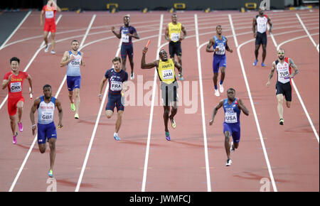 Jamaica's Usain Bolt (centre right) pulls up injured as Great Britain's Nathaneel Mitchell-Blake (second left) goes on to win the Men's 4x100m Relay Final during day nine of the 2017 IAAF World Championships at the London Stadium. Picture date: Saturday August 12, 2017. See PA story ATHLETICS World. Photo credit should read: Yui Mok/PA Wire. RESTRICTIONS: Editorial use only. No transmission of sound or moving images and no video simulation. Stock Photo