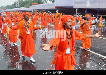 Kolkata, India. 12th Aug, 2017. Folk artist of Bengal participates during rehearsal of Independence Day parade in Kolkata. Full dress rehearsal of Independence Day parade held at Indira Gandhi Sarani or Red Road on August 12, 2017 in Kolkata. Credit: Saikat Paul/Pacific Press/Alamy Live News Stock Photo