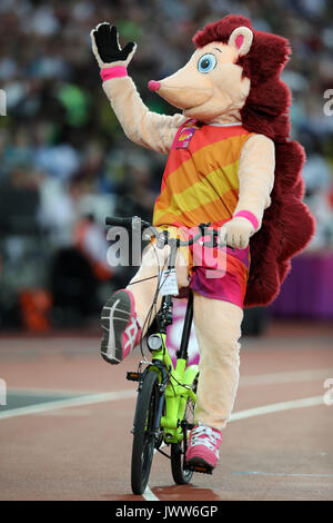London, UK. 13th August 2017. Mascot Hero the Hedgehog entertaining the crowd at the 2017 IAAF World Championships, Queen Elizabeth Olympic Park, Stratford, London, UK. Credit: Simon Balson/Alamy Live News Stock Photo