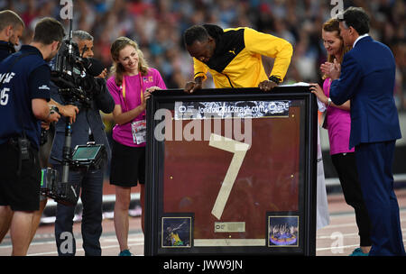 London, UK. 13th Aug, 2017. Jamaican sprinter Usain Bolt (3rd from right) receiving a piece of the running track with the number 7, his number, from the stadium of the 2012 London Olympics at the end of the IAAF London 2017 World Athletics Championships in London, United Kingdom, 13 August 2017. Bolt won on this track his Olympic victories on the 100 and 200 meter competitions, where he set Olympic records of 9.63 seconds. Bolt ended his carrier at this year's World Championships. Photo: Bernd Thissen/dpa/Alamy Live News Stock Photo