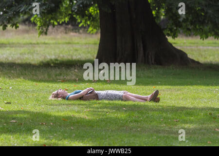 London, UK. 14th Aug, 2017. People enjoying the sunshine and warm weather conditions in Kensington Gardens London Credit: amer ghazzal/Alamy Live News Stock Photo