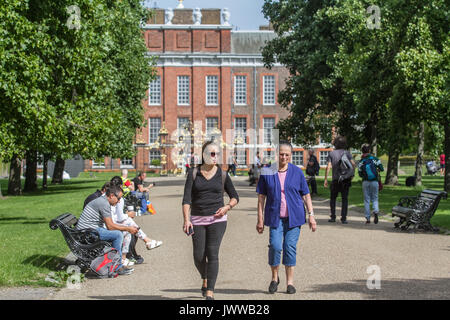 London, UK. 14th Aug, 2017. People enjoying the sunshine and warm weather conditions in Kensington Gardens London Credit: amer ghazzal/Alamy Live News Stock Photo