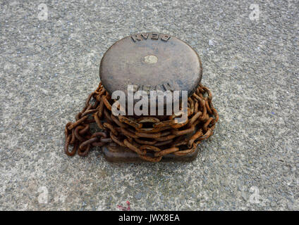 Quayside mooring bollard with rusty chain in conwy harbour, north wales Stock Photo