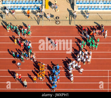 Competitions and organizers announcement on the red running track in Jahnstadion Bottrop, Federal Youth Games, Spportler, sports competitions, school  Stock Photo