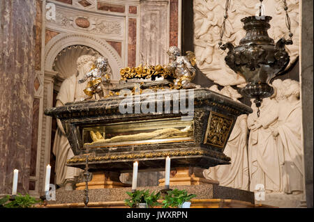 Tomb of Saint Ranieri inside the cathedral, Piazza del Duomo, Pisa ...