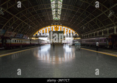 Platform, Hua Lamphong railway station, Bangkok, Thailand Stock Photo