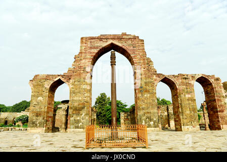 Iron Pillar of Delhi at the Qutb Complex, New Delhi Stock Photo