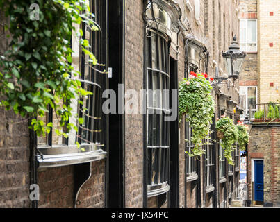 Goodwin's Court, Covent Garden, Georgian Alley with lit gas lamps Stock ...