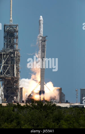 Cape Canaveral, Florida, USA. 14th August, 2017.  The SpaceX Falcon 9 rocket with the Dragon spacecraft onboard blasts off from Launch Complex 39A at the Kennedy Space Center August 14, 2017 in Cape Canaveral, Florida. Dragon is on the 12th resupply mission using the Falcon rocket and is carrying 6,400 pounds of science research, crew supplies and hardware to the International Space Station. Credit: Planetpix/Alamy Live News Stock Photo