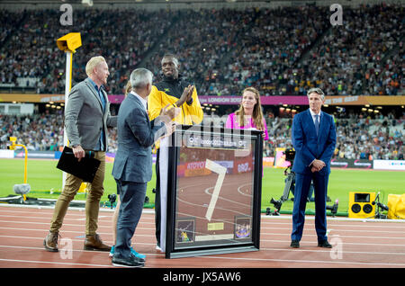 London, UK. 13th Aug, 2017. Usain BOLT is presented with a piece of the 2012 London Olympic track as he says farewell to the sport during the Final Day of the IAAF World Athletics Championships (Day 10) at the Olympic Park, London, England on 13 August 2017. Photo by Andy Rowland/PRiME Media Images. Credit: Andrew Rowland/Alamy Live News Stock Photo