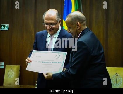 Sao Paulo, Brazil. 14th August, 2017. The Governor of the State of São Paulo, Geraldo Alckmin, receives from the president of the Global Council of Sales Marketing, Agostinho Turbian, diploma of honor to the &quotlic PersPersonality of the Decade ?, on Monday (14). Credit: Foto Arena LTDA/Alamy Live News Stock Photo