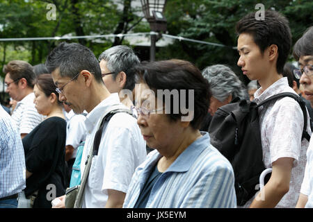 Tokyo, Japan. 15th Aug, 2017. Visitors offer a silent tribute to the war dead at Yasukuni Shrine on the 72nd anniversary of Japan's surrender in World War II on August 15, 2017, Tokyo, Japan. Prime Minister Shinzo Abe was not among the lawmakers to visit the Shrine and instead sent a ritual offering to avoid angering neighboring countries who also associate Yasukuni with war criminals and Japan's imperial past. Credit: Rodrigo Reyes Marin/AFLO/Alamy Live News Stock Photo