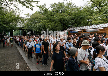 Tokyo, Japan. 15th Aug, 2017. People visit Yasukuni Shrine to pay their respects to the war dead on the 72nd anniversary of Japan's surrender in World War II on August 15, 2017, Tokyo, Japan. Prime Minister Shinzo Abe was not among the lawmakers to visit the Shrine and instead sent a ritual offering to avoid angering neighboring countries who also associate Yasukuni with war criminals and Japan's imperial past. Credit: Rodrigo Reyes Marin/AFLO/Alamy Live News Stock Photo