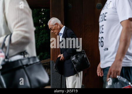 Tokyo, Japan. 15th Aug, 2017. An old man visits Yasukuni Shrine to pay his respects to the war dead on the 72nd anniversary of Japan's surrender in World War II on August 15, 2017, Tokyo, Japan. Prime Minister Shinzo Abe was not among the lawmakers to visit the Shrine and instead sent a ritual offering to avoid angering neighboring countries who also associate Yasukuni with war criminals and Japan's imperial past. Credit: Rodrigo Reyes Marin/AFLO/Alamy Live News Stock Photo