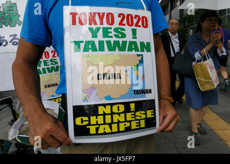 Tokyo, Japan. 15th Aug, 2017. A man holds a placard with the message ''Tokyo 2020 Yes! Taiwan, No! Chinese Taipei'' near to Yasukuni Shrine on the 72nd anniversary of Japan's surrender in World War II on August 15, 2017, Tokyo, Japan. Prime Minister Shinzo Abe was not among the lawmakers to visit the Shrine and instead sent a ritual offering to avoid angering neighboring countries who also associate Yasukuni with war criminals and Japan's imperial past. Credit: Rodrigo Reyes Marin/AFLO/Alamy Live News Stock Photo