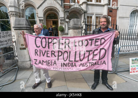 London, UK. 14th Aug, 2017. London, UK. 14th August 2017. Two men hold a banner 'Copper Looted - River Polluted - Zambia - India - Australia' outside the entrance to the Vedanta AGM. Foil Vedanta accuse Vedanta of illegal mining in Goa, of increasing harassment, torture and false accusations against tribal activists in Nyamgiri, Odisha, who have used Indian laws to stop bauxite mining of their sacred mountain, eleven years of ruinous and continuing pollution by Konkola Copper Mines (KCM) in Zambia, where they say the company have fraudulently avoided taxes and failed to publish mandatory Stock Photo