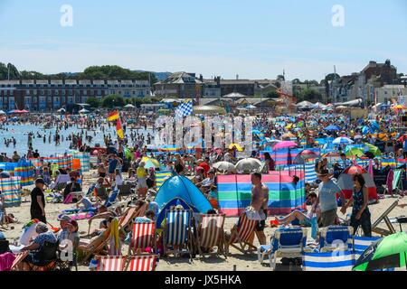 Weymouth, Dorset, UK. 15th Aug, 2017. UK Weather. Holidaymakers and sunbathers pack the beach as they enjoy the warm sunshine at the seaside resort of Weymouth in Dorset on the first day of the Carnival. Photo Credit: Graham Hunt/Alamy Live News Stock Photo