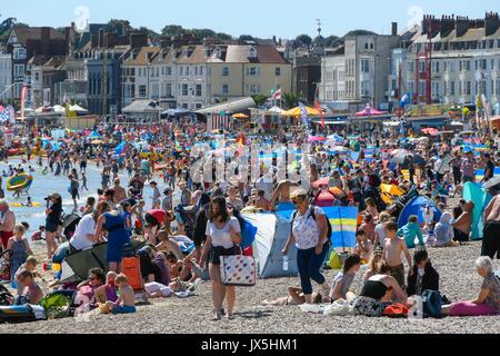 Weymouth, Dorset, UK. 15th Aug, 2017. UK Weather. Holidaymakers and sunbathers pack the beach as they enjoy the warm sunshine at the seaside resort of Weymouth in Dorset on the first day of the Carnival. Photo Credit: Graham Hunt/Alamy Live News Stock Photo