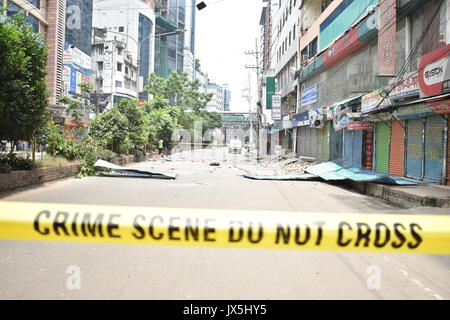 Dhaka. 15th Aug, 2017. Photo taken on Aug. 15, 2017 shows the barricade on the site of a damaged hotel after a raid on the hideout of a suspected militant in Dhaka, Bangladesh. A suspected militant was killed in a suicide blast during a raid on a hotel in Bangladesh capital Dhaka on Tuesday, the country's police chief told journalists. Credit: Jibon Ahsan/Xinhua/Alamy Live News Stock Photo
