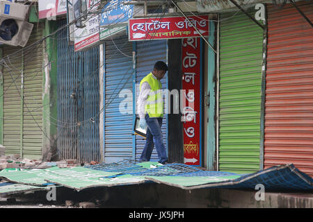 Dhaka, Bangladesh. 15th Aug, 2017. Security official inspects the scene after policemen try to flush out suspected Islamist radicals who have holed up in a building in Dhaka, Bangladesh. Credit: Suvra Kanti Das/ZUMA Wire/Alamy Live News Stock Photo