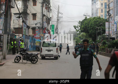 Dhaka, Bangladesh. 15th Aug, 2017. Bangladeshi security officials take cover following a blast as they try to flush out suspected Islamist radicals who have holed up in a building in Dhaka, Bangladesh. Credit: Suvra Kanti Das/ZUMA Wire/Alamy Live News Stock Photo