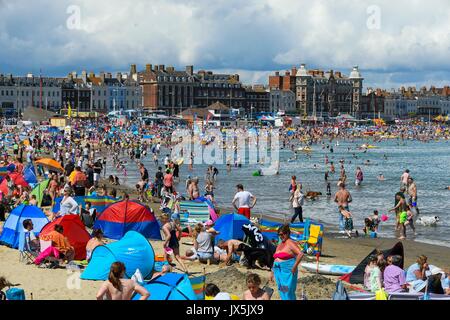 Weymouth, Dorset, UK. 15th Aug, 2017. UK Weather. Holidaymakers and sunbathers pack the beach as they enjoy the warm sunshine at the seaside resort of Weymouth in Dorset on the first day of the Carnival. Photo Credit: Graham Hunt/Alamy Live News Stock Photo