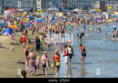 Weymouth, Dorset, UK. 15th Aug, 2017. UK Weather. Holidaymakers and sunbathers pack the beach as they enjoy the warm sunshine at the seaside resort of Weymouth in Dorset on the first day of the Carnival. Photo Credit: Graham Hunt/Alamy Live News Stock Photo