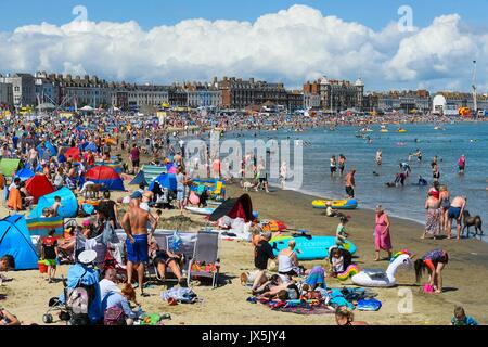 Weymouth, Dorset, UK. 15th Aug, 2017. UK Weather. Holidaymakers and sunbathers pack the beach as they enjoy the warm sunshine at the seaside resort of Weymouth in Dorset on the first day of the Carnival. Photo Credit: Graham Hunt/Alamy Live News Stock Photo