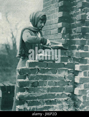 Woman bricklayer at work, England, WW1 Stock Photo