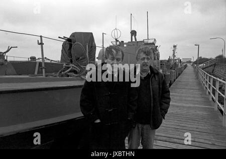 Ein Kriegsende, Fernsehfilm, Deutschland 1984, Regisseur Volker Vogeler (rechts) mit Autor Siegfried Lenz Stock Photo