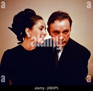 Die Eheleute und Schauspielerpaar Elizabeth Taylor und Richard Burton, USA 1960er Jahre. Couple and actor / actress Elizabeth Taylor and Richard Burton, USA 1960s. Stock Photo