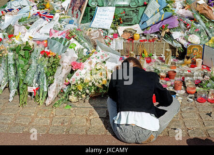 Princess Diana's death sent the world into wide spread grief.   Young girl grieving outside Buckingham Palace on the day of her funeral. Stock Photo