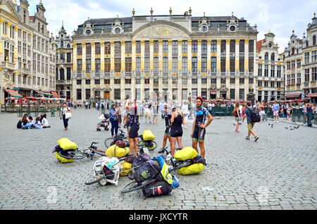 Brussels, Belgium. Grand Place: cyclists having a break Stock Photo