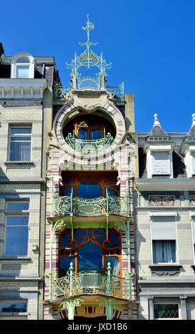 Brussels, Belgium. Maison de Saint-Cyr / Saint Cyr Huis, residential house (Art Nouveau style: Gustav Strauven,1903) Square Ambiorix Stock Photo