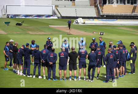 England head coach Trevor Bayliss speaks to the players during the nets session at Edgbaston, Birmingham. Stock Photo