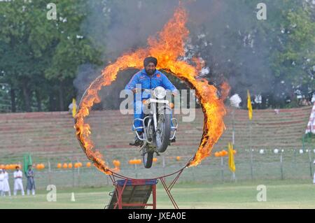 Srinagar, Kashmir. 15th Aug, 2017.A member of the police of motorcycle dare devil team performs a stunt on the occasion of 71st Independence Day Celebrations, on August 15, 2017 in Srinagar, Kashmir. Mufti welcomed Prime Minister Narendra Modi's remarks that separatism in Jammu and Kashmir will be defeated by embracing Kashmiris and not by violence. Credit: Newscom/Alamy Live News