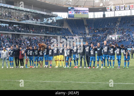 Die Spieler der TSG sind enttaeuscht, dass sie die direkte Champions League Teilnahme verpasst haben, nach dem Spiel stehen sie trotzdem mit T-Shirts, Trikots, mit der Aufschrift ' Das erste Mal ' auf dem Rasen; Frust, Enttaeuschung (Enttauschung); Fussball 1. Bundesliga, 34. Spieltag, TSG 1899 Hoffenheim (1899) - FC Augsburg (A) 0:0, am 20.05.2017 in Sinsheim/Deutschland. | Verwendung weltweit