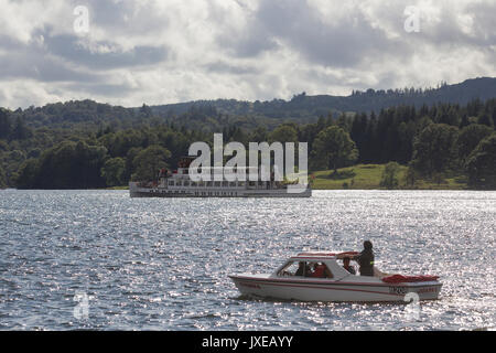 Cumbria, UK. 15th Aug, 2017. Sunny day on Lake Windermere at Ambleside Waterhead. Everyone makes the most of the sun before the weather breaks tomorrow Credit: Gordon Shoosmith/Alamy Live News Stock Photo