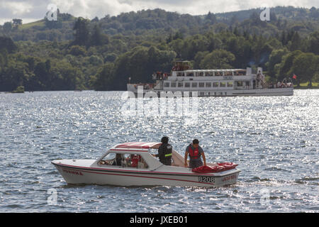 Cumbria, UK. 15th Aug, 2017. Sunny day on Lake Windermere at Ambleside Waterhead. Everyone makes the most of the sun before the weather breaks tomorrow Credit: Gordon Shoosmith/Alamy Live News Stock Photo