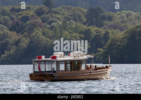 Cumbria, UK. 15th Aug, 2017. Sunny day on Lake Windermere at Ambleside Waterhead. Everyone makes the most of the sun before the weather breaks tomorrow Credit: Gordon Shoosmith/Alamy Live News Stock Photo