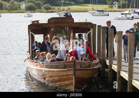 Cumbria, UK. 15th Aug, 2017. Sunny day on Lake Windermere at Ambleside Waterhead. Everyone makes the most of the sun before the weather breaks tomorrow Credit: Gordon Shoosmith/Alamy Live News Stock Photo