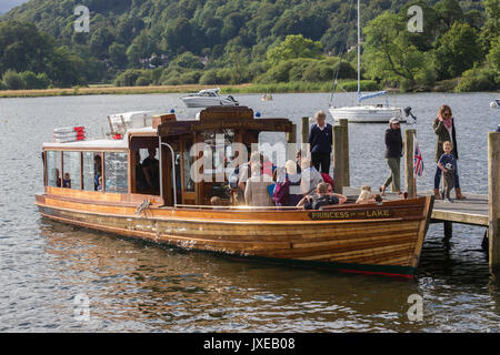 Cumbria, UK. 15th Aug, 2017. Sunny day on Lake Windermere at Ambleside Waterhead. Everyone makes the most of the sun before the weather breaks tomorrow Credit: Gordon Shoosmith/Alamy Live News Stock Photo