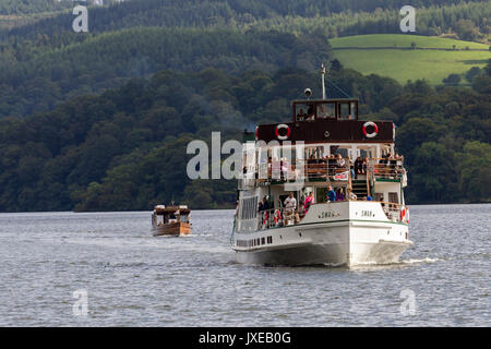 Cumbria, UK. 15th Aug, 2017. Sunny day on Lake Windermere at Ambleside Waterhead. Everyone makes the most of the sun before the weather breaks tomorrow Credit: Gordon Shoosmith/Alamy Live News Stock Photo