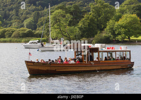 Cumbria, UK. 15th Aug, 2017. Sunny day on Lake Windermere at Ambleside Waterhead. Everyone makes the most of the sun before the weather breaks tomorrow Credit: Gordon Shoosmith/Alamy Live News Stock Photo