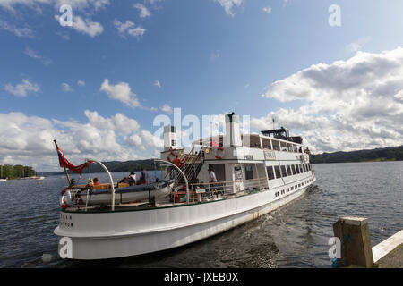 Cumbria, UK. 15th Aug, 2017. Sunny day on Lake Windermere at Ambleside Waterhead. Everyone makes the most of the sun before the weather breaks tomorrow Credit: Gordon Shoosmith/Alamy Live News Stock Photo