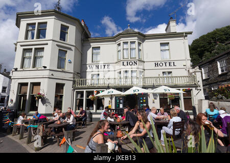 Cumbria, UK. 15th Aug, 2017. Sunny day Ambleside . Everyone makes the most of the sun before the weather breaks tomorrow Credit: Gordon Shoosmith/Alamy Live News Stock Photo