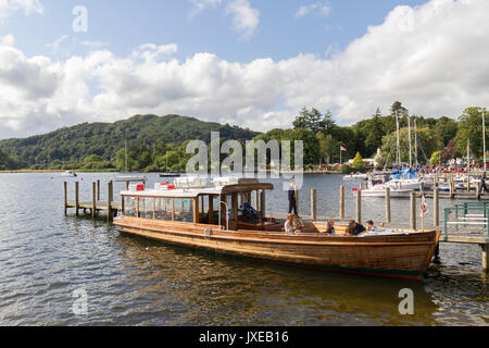 Cumbria, UK. 15th Aug, 2017. Sunny day on Lake Windermere at Ambleside Waterhead. Everyone makes the most of the sun before the weather breaks tomorrow Credit: Gordon Shoosmith/Alamy Live News Stock Photo